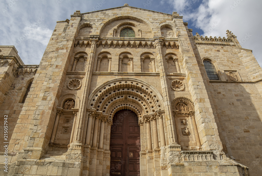 Puerta del Obispo de la Catedral de Zamora en España por vía de la Plata camino a Santiago