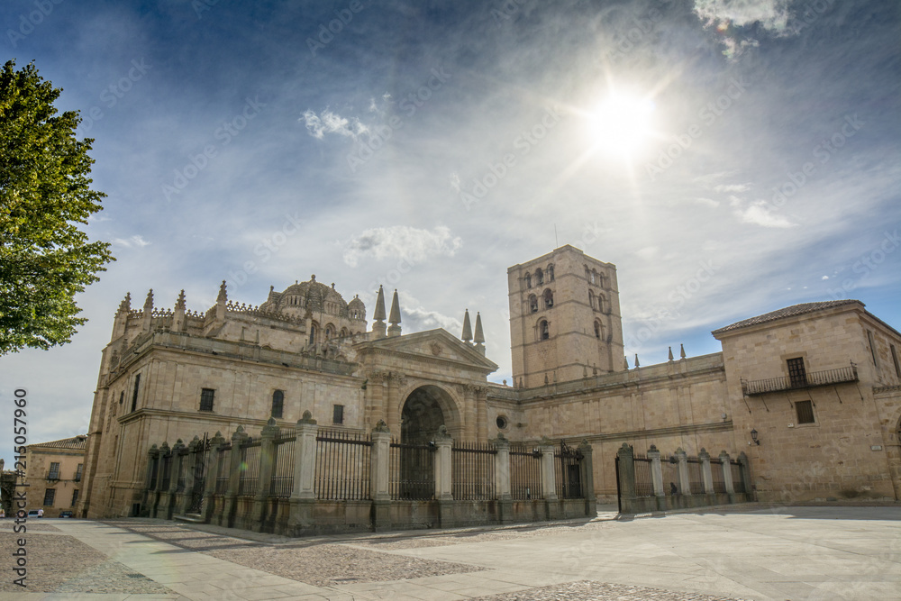 Fachada de la Catedral románica de Zamora en España por vía de la Plata camino a Santiago