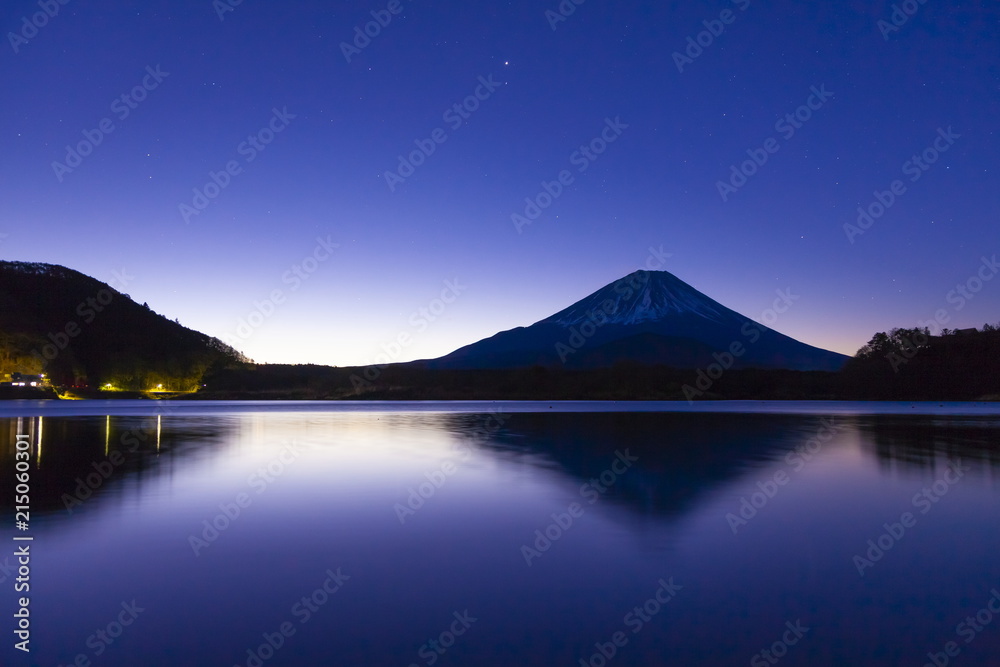 夜明けの富士山、山梨県富士河口湖町精進湖にて