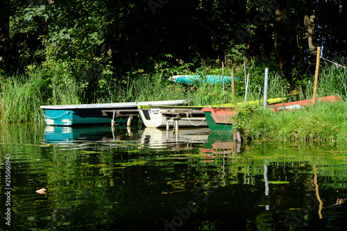 Boote liegen am Ufer