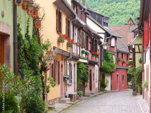 Kaysersberg en Alsace  ruelle avec des maisons color  es    colombages et encorbellement  France 