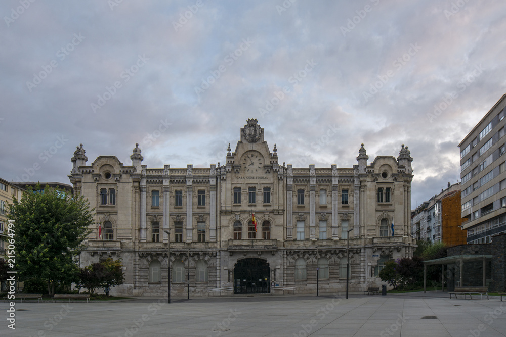 Plaza y Ayuntamiento de Santander al amanecer 