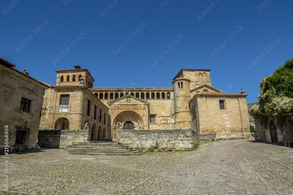 Colegiata de Santa Juliana, estilo románico en el pueblo turístico de Santillana del Mar, provincia de Santander, Cantabria, España
