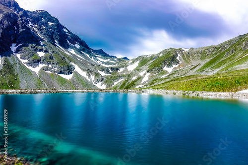 Fototapeta Naklejka Na Ścianę i Meble -  landscape of beautiful lake and cloudy sky with summer alps mountain view in Austria.
