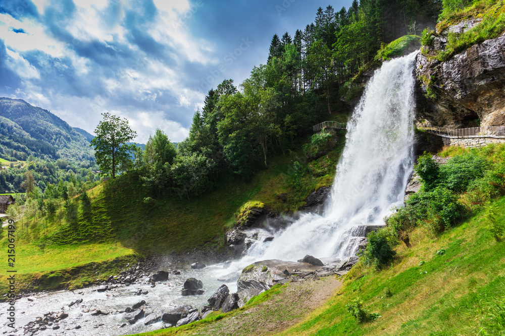 Fototapeta premium wspaniały wodospad w Norwegii