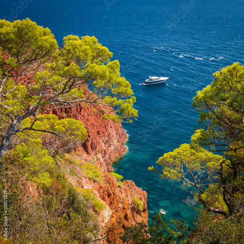 Die Küste des Esterelgebirges bei Frejus photo