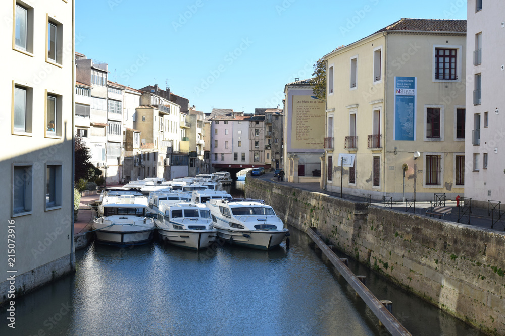Narbonne : centre-ville, le canal de la Robine à l'étiage pour le nettoyer.