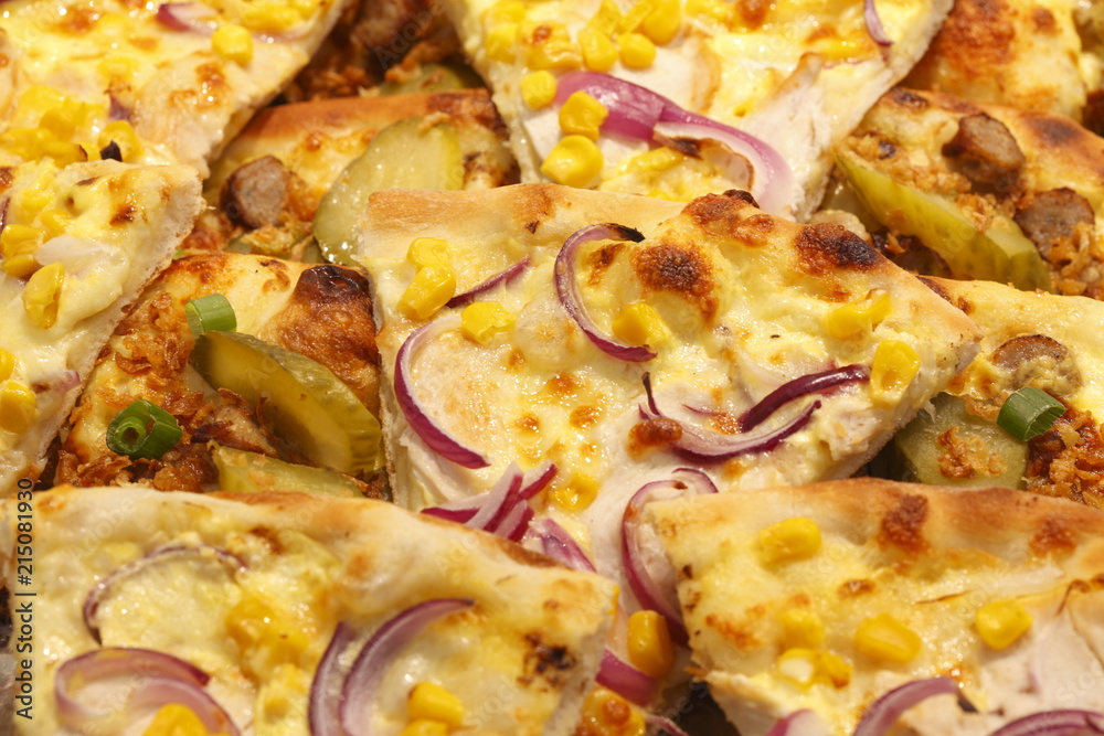 Pizza mit Ei, Lauch, Champingnons, Spargel und Käse Pizza mit Ei, Lauch, Champingnons, Spargel und Käse