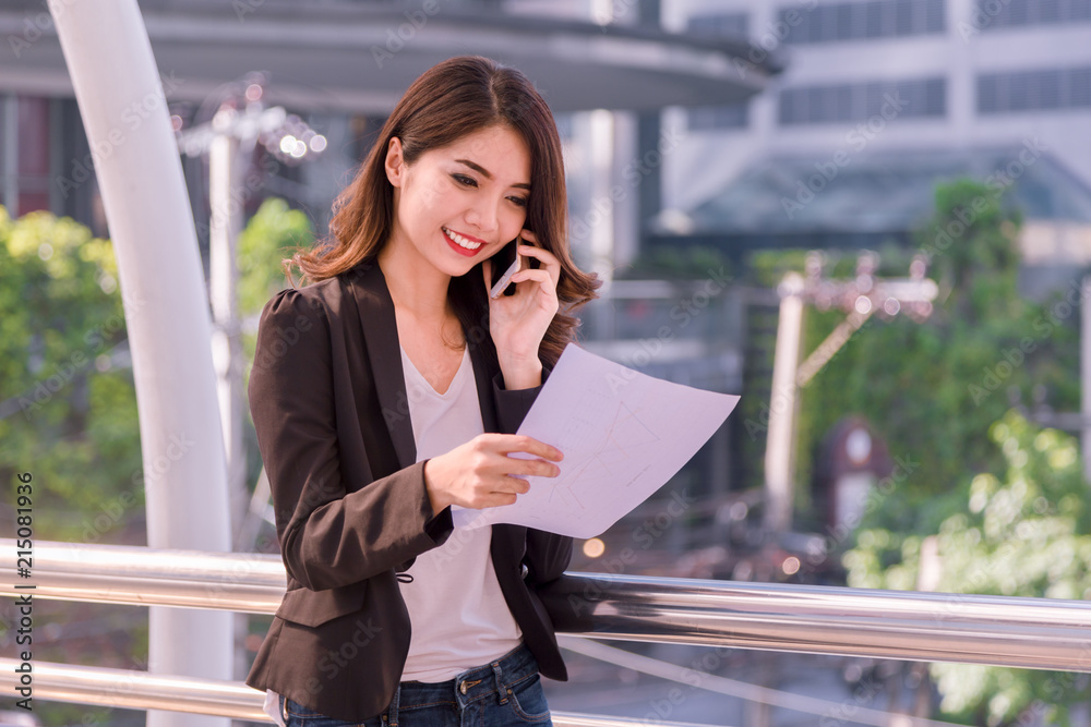 Fototapeta premium Business women are talking to business people over the phone.