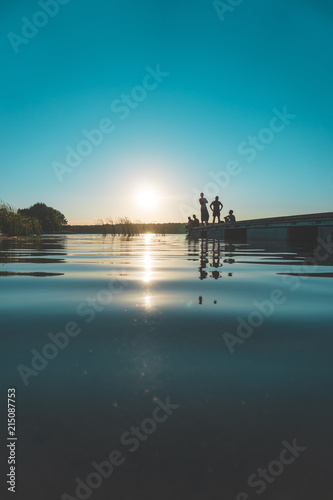 Obraz na płótnie silhouettes by the lake