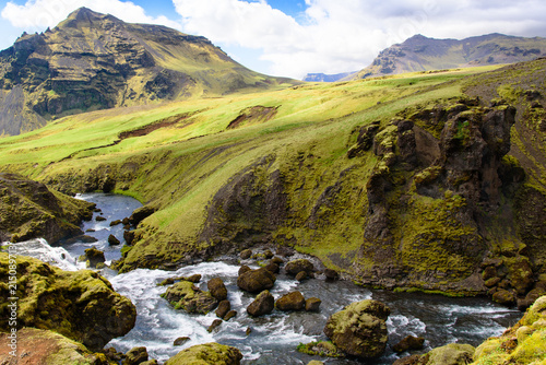 península de Snaefellsnes. Escena de la mañana pintoresca y hermosa. Lugar famoso de la cascada de Kirkjufellsfoss, Islandia, Europa. 