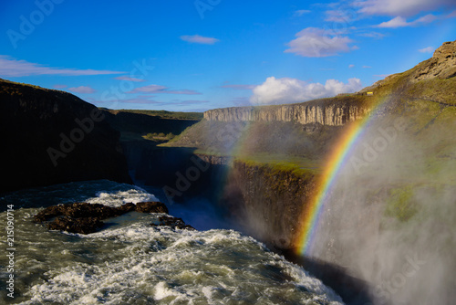 Cascada de Gullfoss con el arco iris en verano (vista de pájaro), Islandia