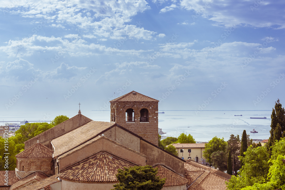 Fototapeta premium Ansicht Häuser in Triest und Meer in Italien als Hintergrund
