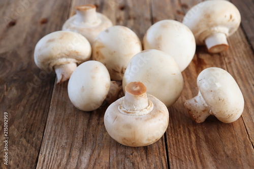 Champignons on wooden table