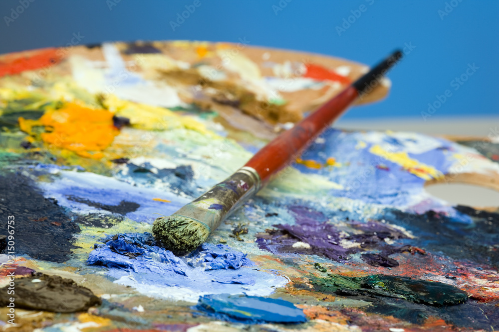 Obraz premium An artists paint palette and brush