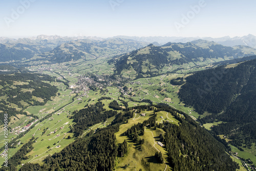 Gleitschirmfliegen in Gstaad © jbach