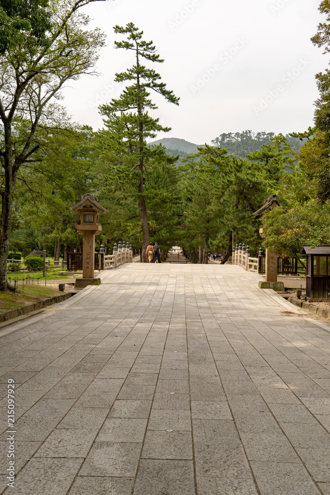 寺への道