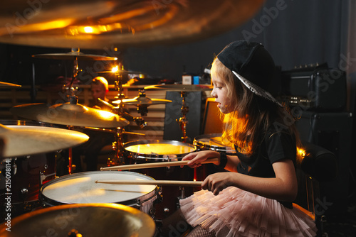 Fototapet boy plays drums in recording studio