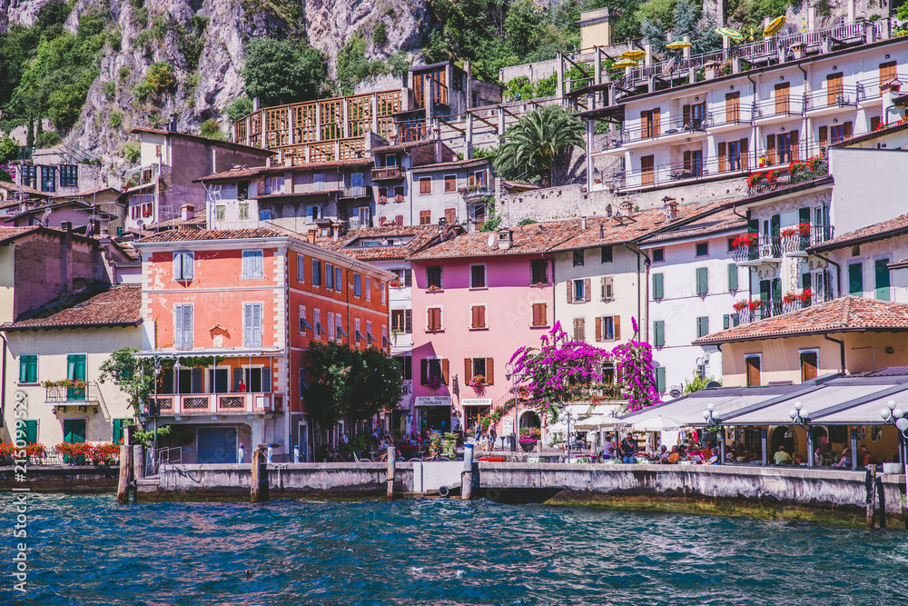 Kleines italienisches Städtchen vom Wasser aus, Limone, Limone sul Garda