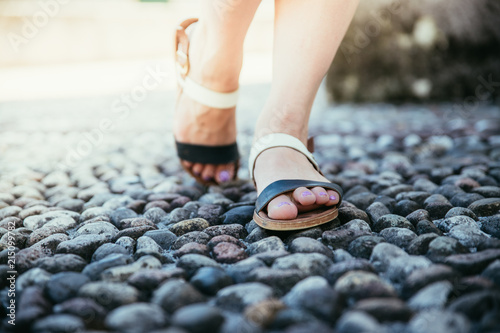 Füße einer jungen Frau in Sandalen, Italien