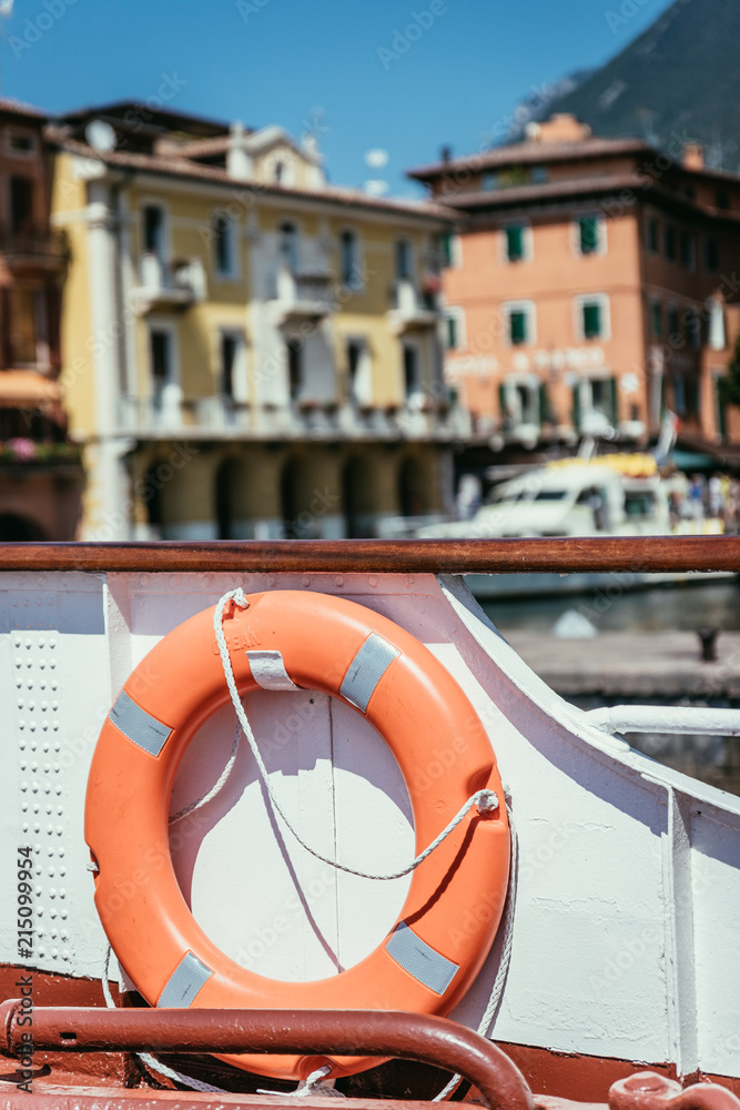 Rettungsring auf Schiff, Italien, Gardasee