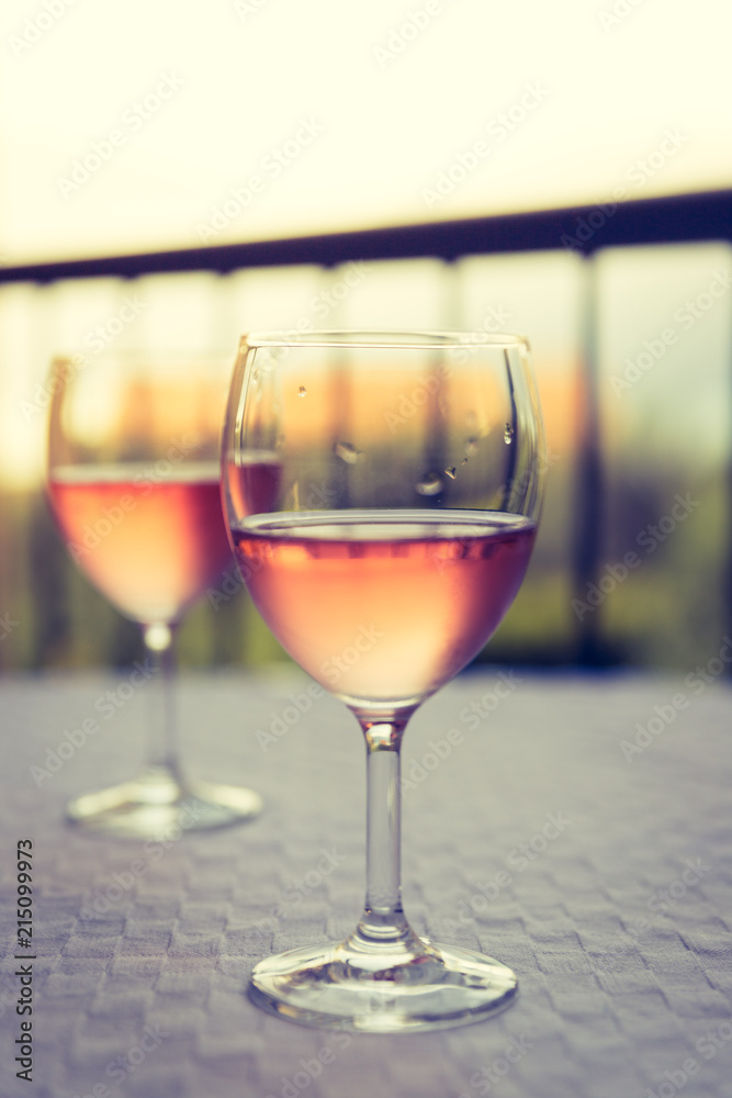 Weingenuss auf Terrasse, Weinglas mit Rose-Wein in Italien Stock-Foto |  Adobe Stock