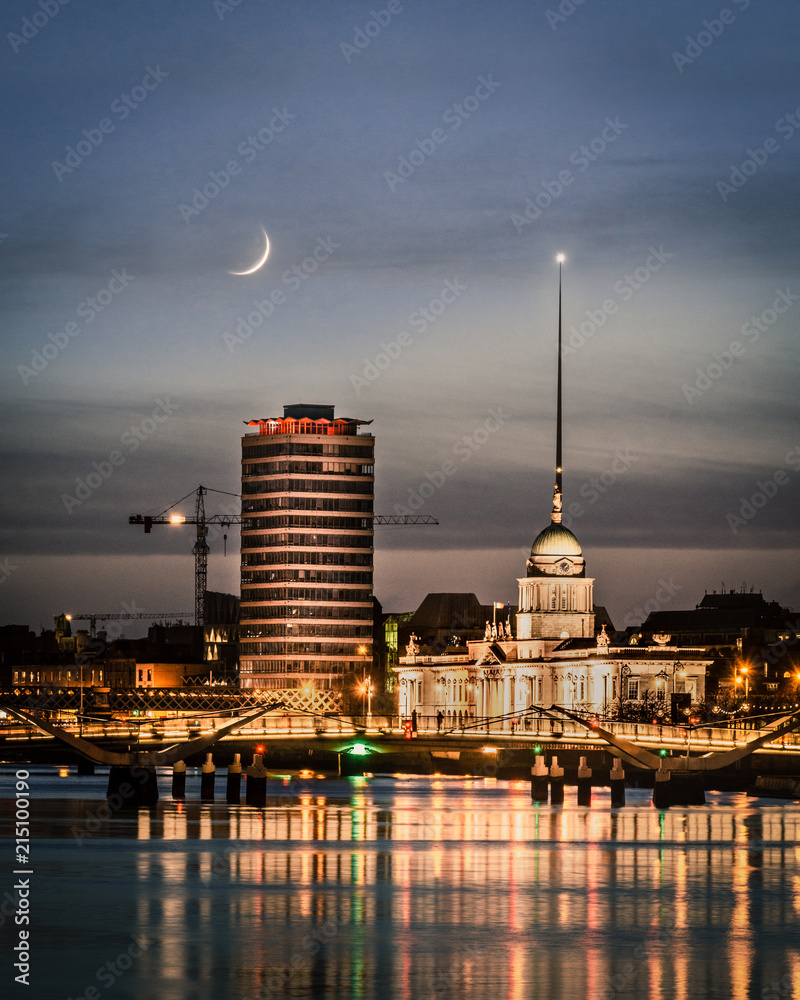 Naklejka premium Światło księżyca nad Dublinem w Irlandii