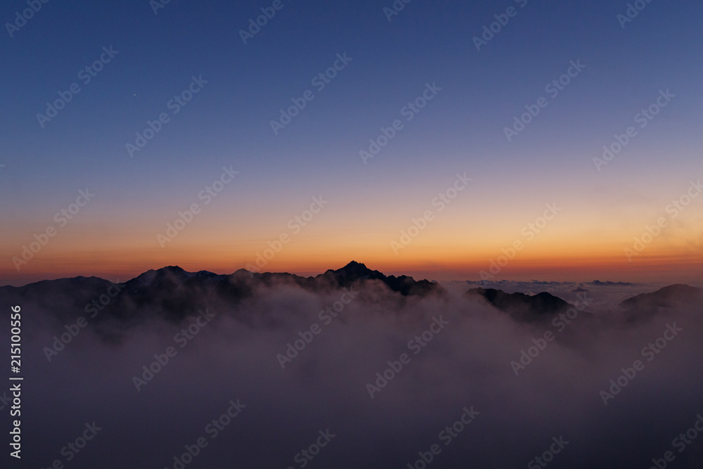 雲湧く夕景と剣岳