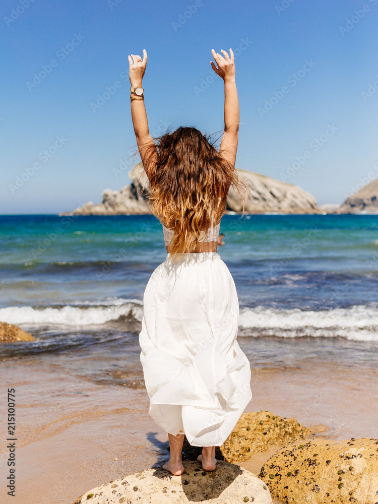 retrato de bella mujer en playa retrato de bella mujer en playa