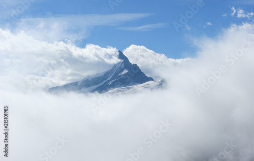 雲海に垣間見えるマッターホルン © 悠 伊藤