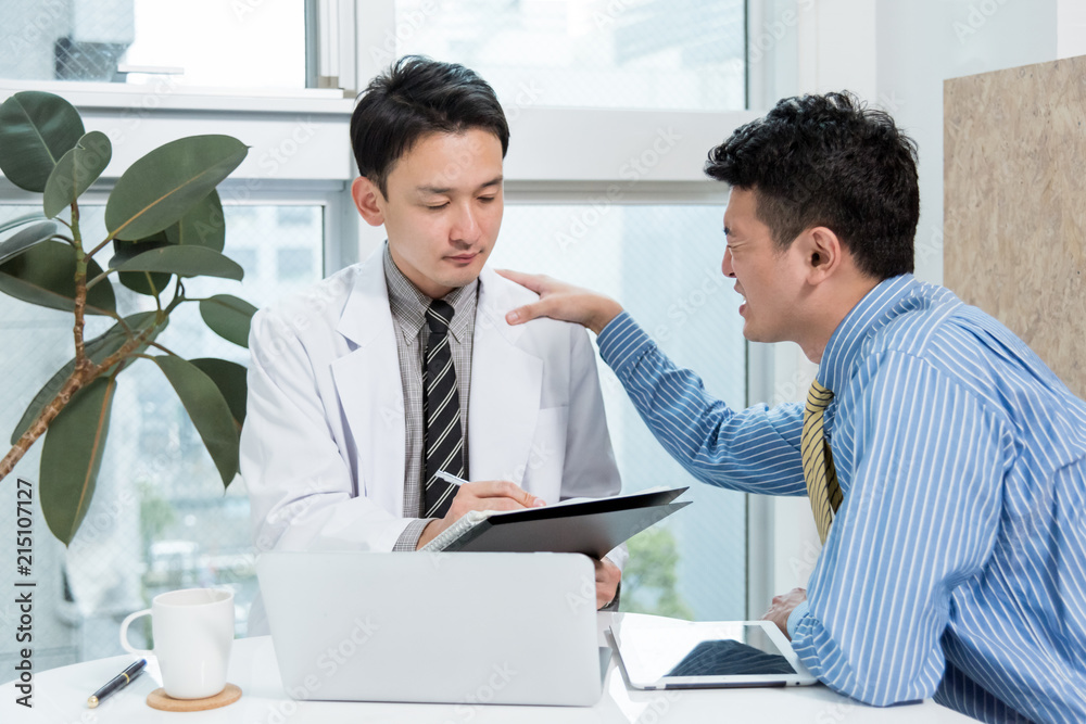 医者に泣きつく患者 医者に泣きつく患者