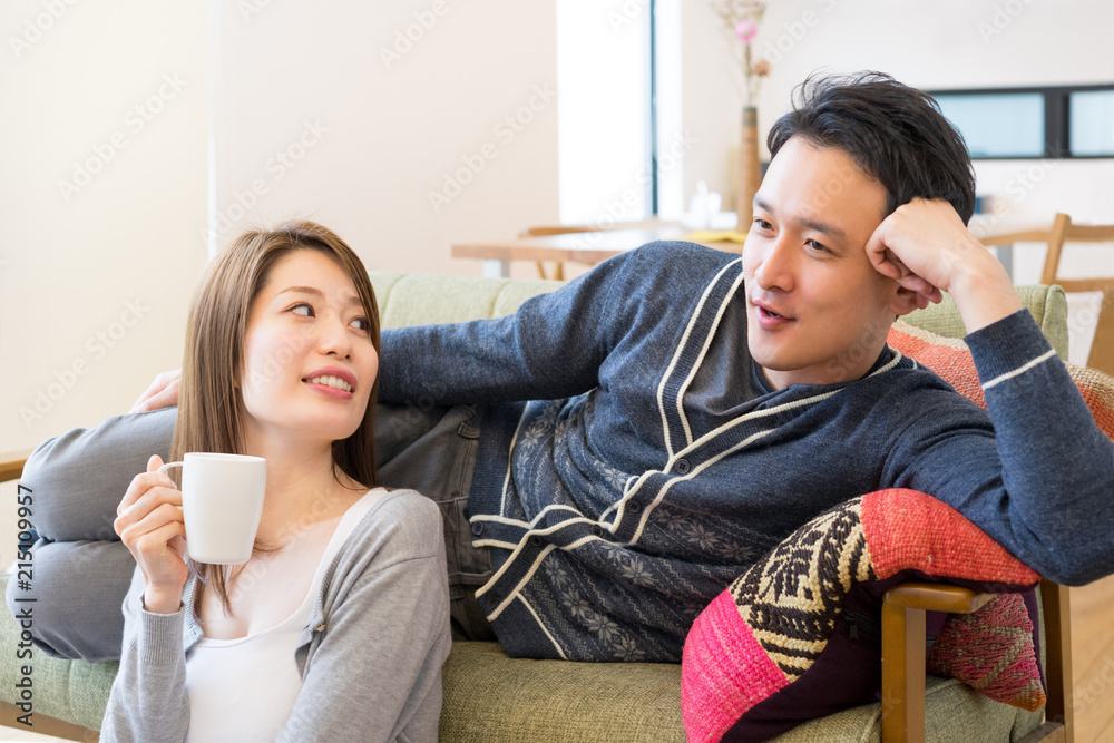 会話しながら同じ画面を見るカップル(ホームシアター・テレビ・映画) 会話しながら同じ画面を見るカップル(ホームシアター・テレビ・映画)