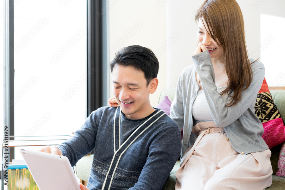 タブレットPCを見る笑顔の幸せなカップル