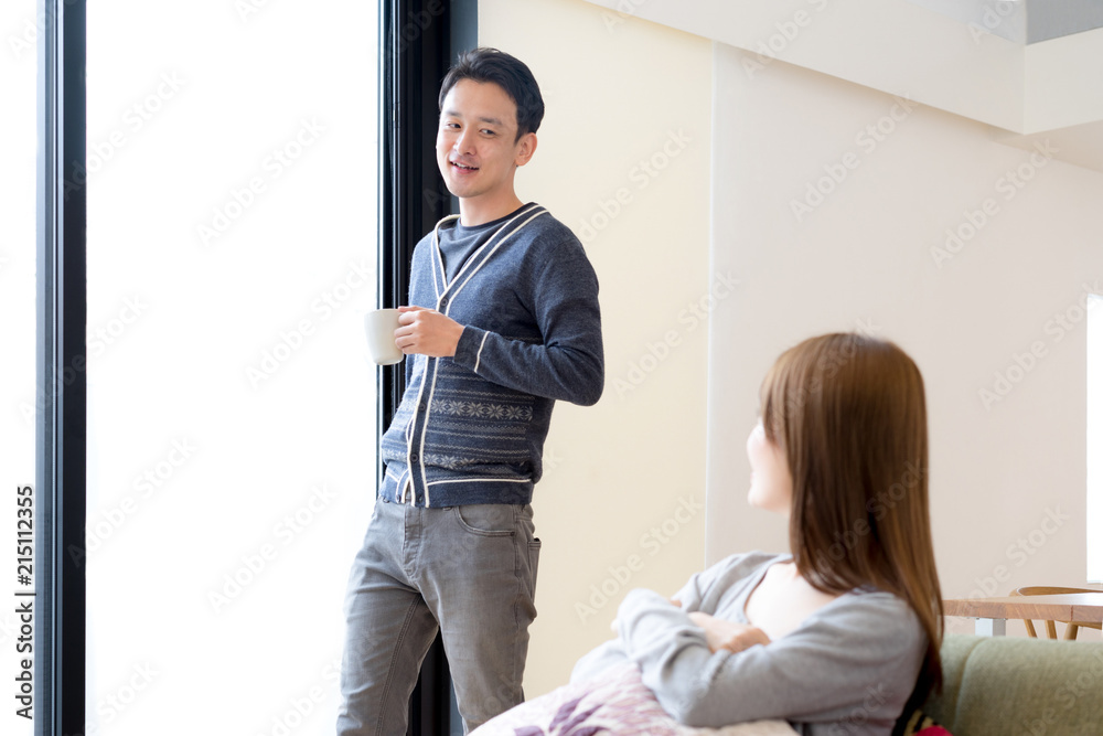 朝のコーヒーを飲みながら会話する幸せなカップル Stock Photo Adobe Stock