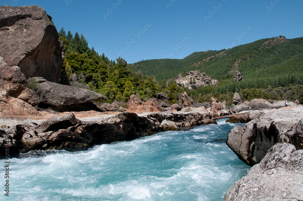 Aguas azules en los rápidos del rio Caleufú, departamento Lacar, San Martin De Los Andes, Argentina.