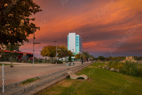 Atardecer en el parque de la costa, a orillas del rio Limay en la ciudad de Neuquén, Argentina.