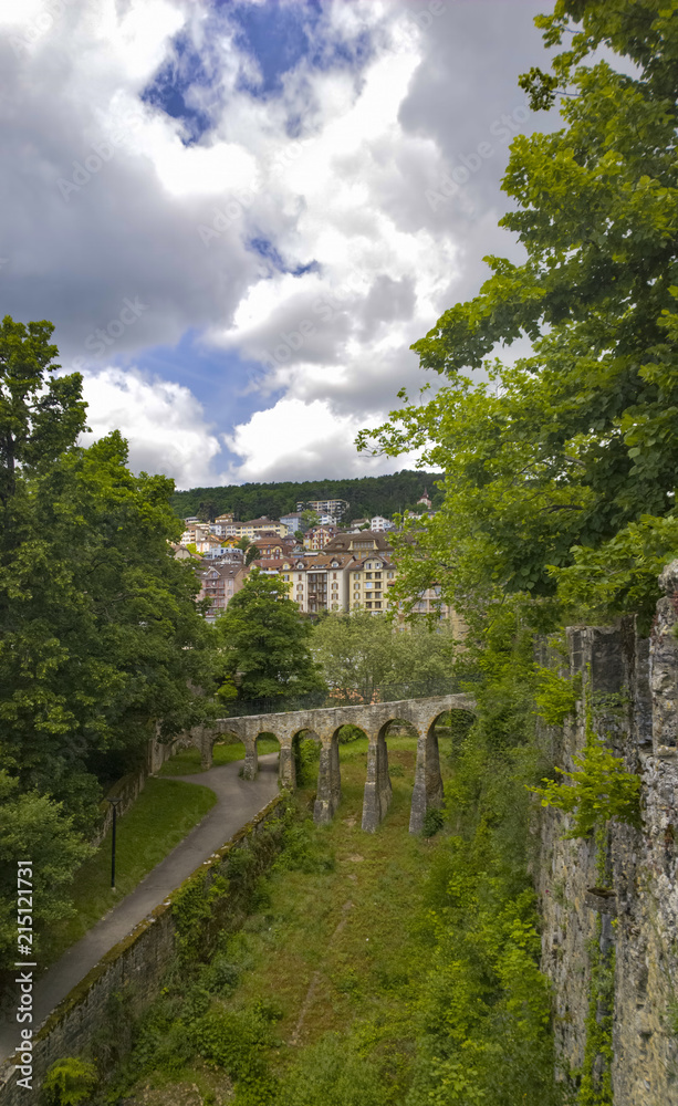 Neuchatel e l'antico ponte in pietra del Castello