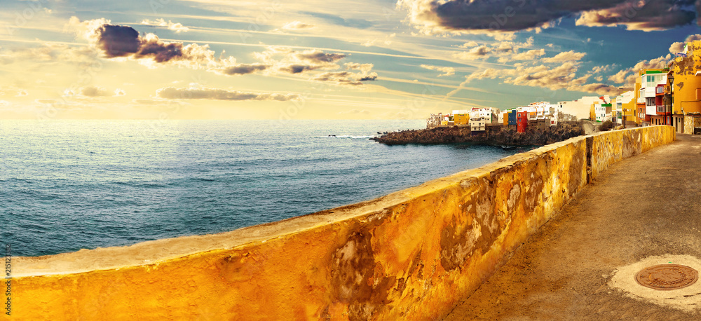 Paisaje de mar y pueblo costero.Casas sobre el acantilado y puesta de sol. Puerto de la cruz,Tenerife,Islas Canarias Stock Photo | Adobe Stock