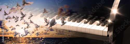 Fondo de concepto de música cristiana evangélica. Diseño musical con piano y puesta de sol,paisaje con palomas blancas