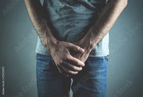 Foto Caucasian man with hands holding his crotch