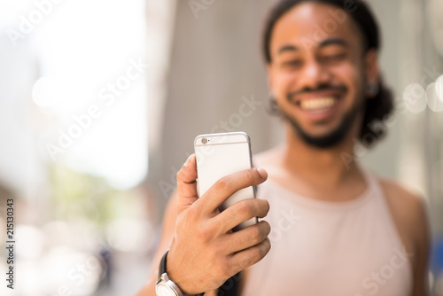 Mann macht mit seinem Handy ein Foto