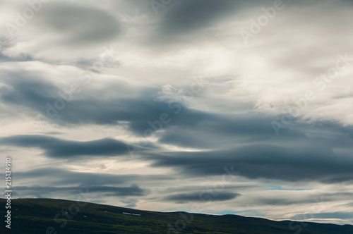 Ambiente de nevoeiro e nuvens na bonita paisagem natural da Islândia © Alicina