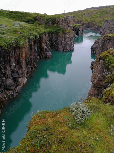 Rio de água verde na bonita paisagem natural da Islândia © Alicina