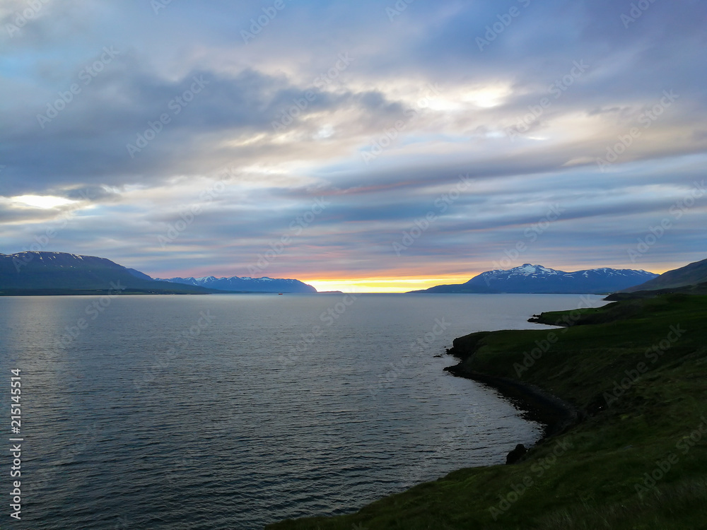 Por do sol à meia-noite na Islândia