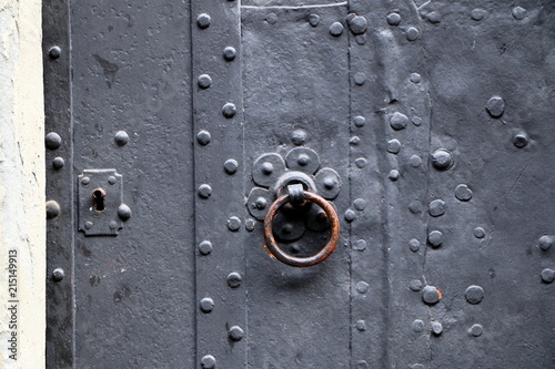 Door, Metalltor an einem alten Gebäude photo