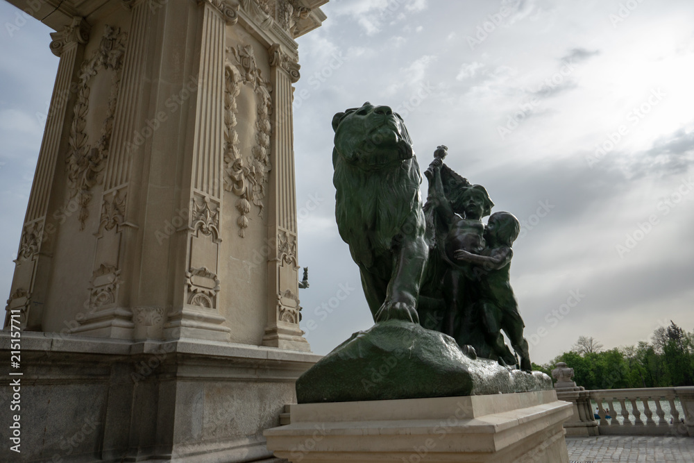 Obraz premium MADRID, SPAIN Monument to king Alfonso XII Park El retiro