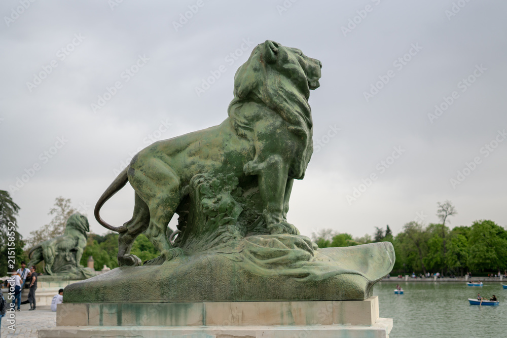 Obraz premium MADRID, SPAIN Monument to king Alfonso XII Park El retiro