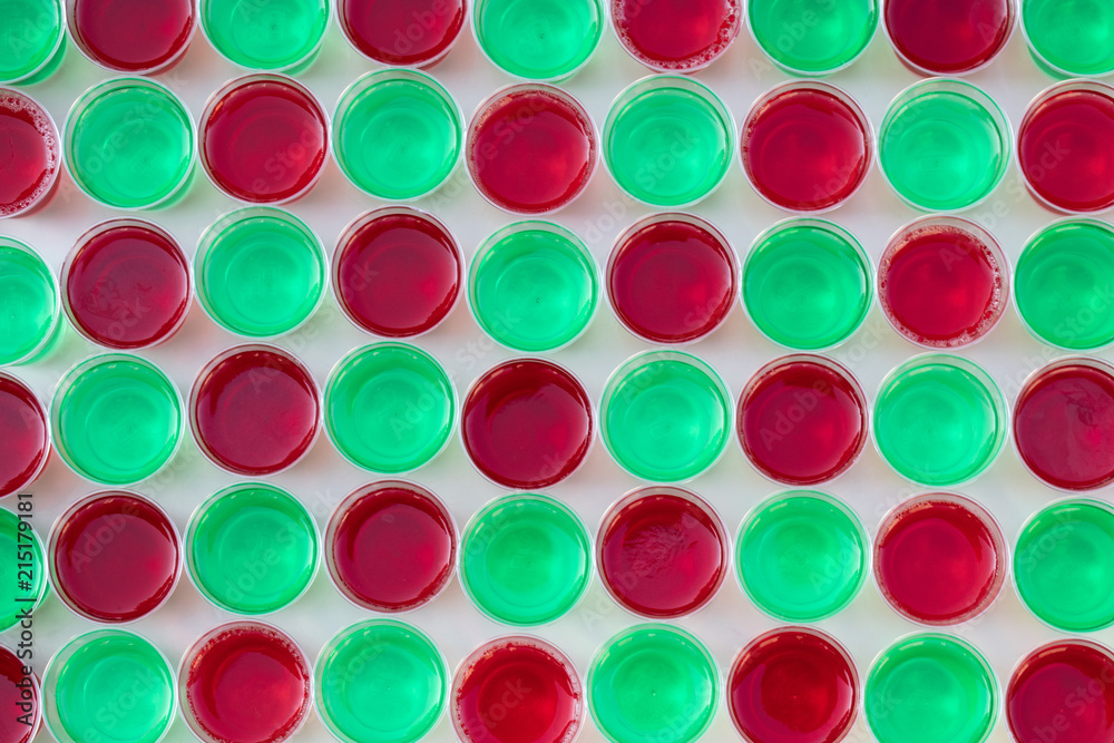 grüne und rote jelly shots mit alkohol