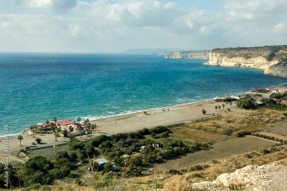 Вид на скалистое побережье и пляж острова Кипр
