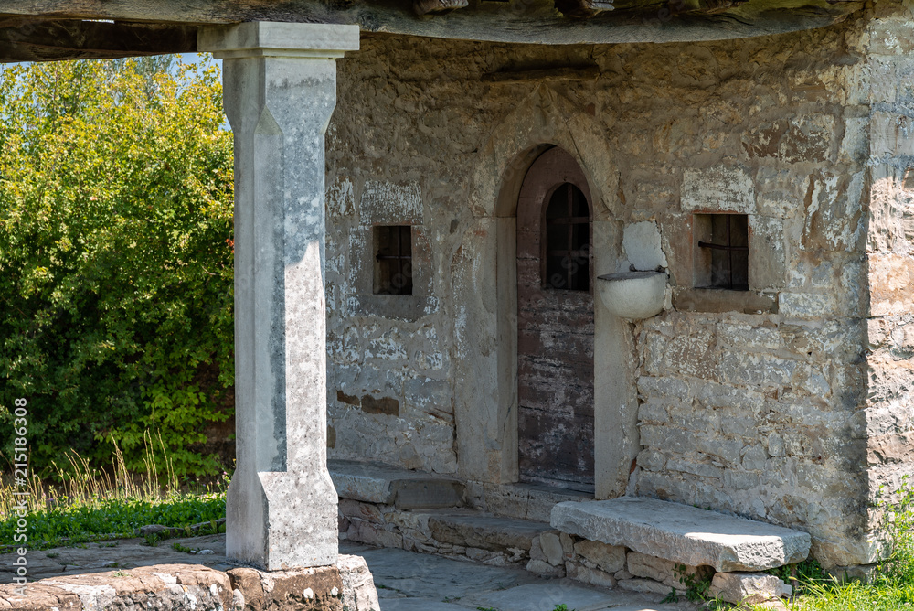 Fototapeta premium Eingangstor aus altem Holz einer sehr alten Kapelle in Istrien